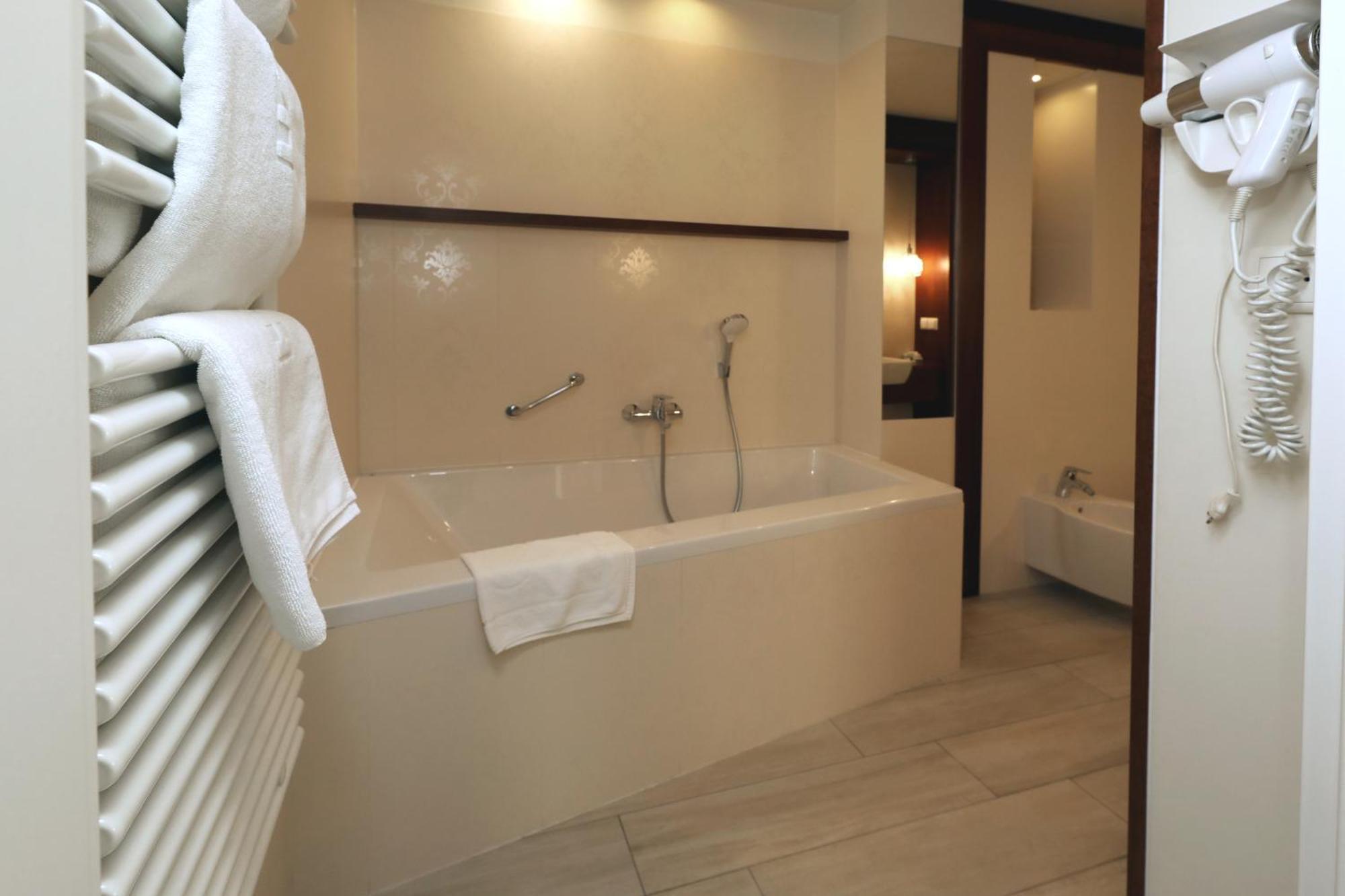 Bialy Dom Henlex Hotel Restauracja 포즈난 외부 사진